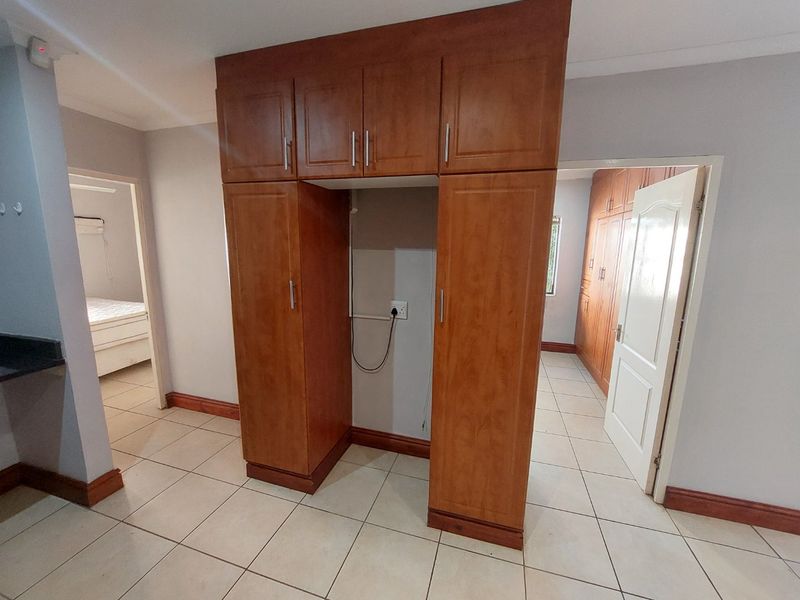 Sunny 2 bed garden cottage in Kloof with modern ease - Photo 4