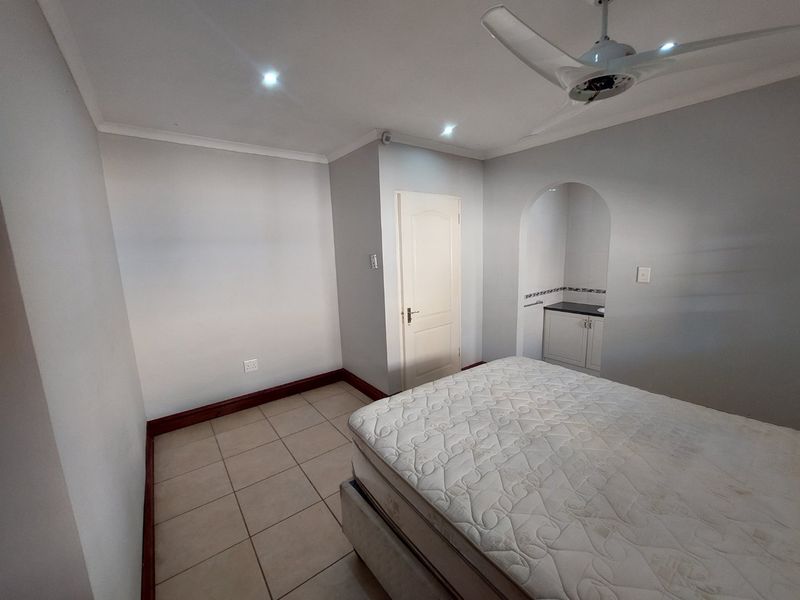 Sunny 2 bed garden cottage in Kloof with modern ease - Photo 8