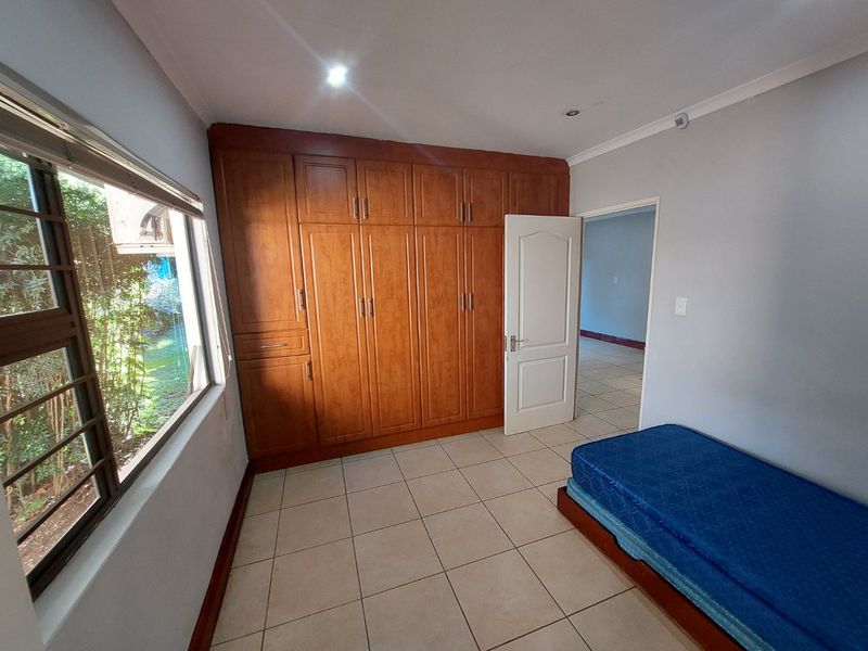 Sunny 2 bed garden cottage in Kloof with modern ease - Photo 10