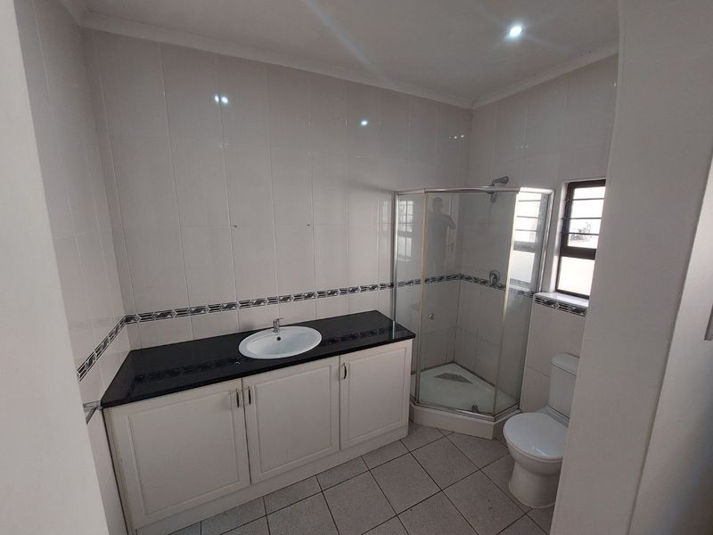 Sunny 2 bed garden cottage in Kloof with modern ease - Photo 6