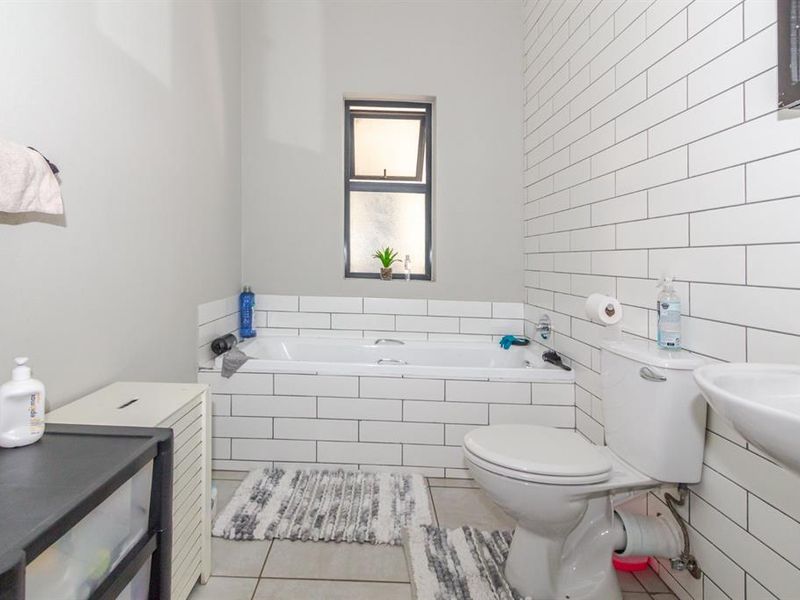 Cosy Glen Marais Flat with Pool Access - Photo 10
