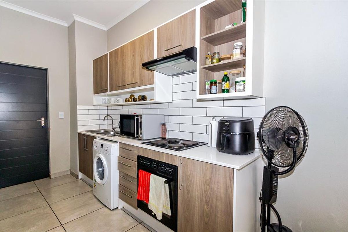 Glen Marais Flat with Pool Access - Photo 4