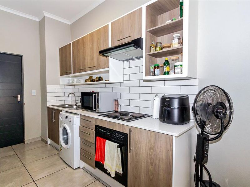 Glen Marais Flat with Pool Access - Photo 4