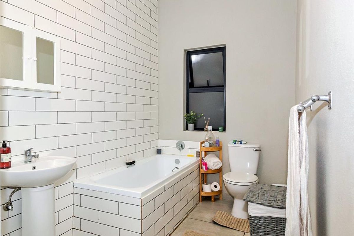 Glen Marais Flat with Pool Access - Photo 3