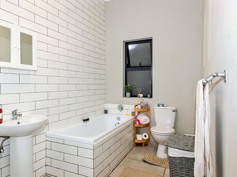 Glen Marais Flat with Pool Access - Photo 3