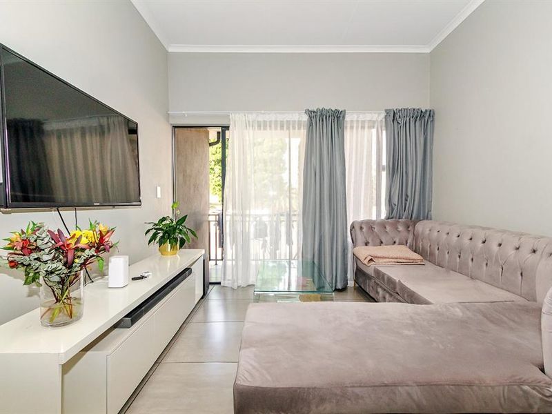 Glen Marais Flat with Pool Access - Photo 1