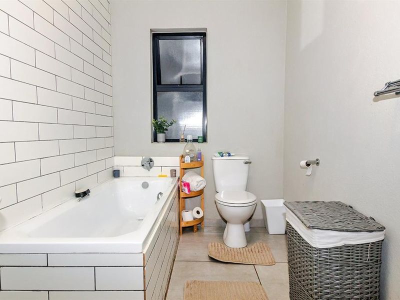 Glen Marais Flat with Pool Access - Photo 9