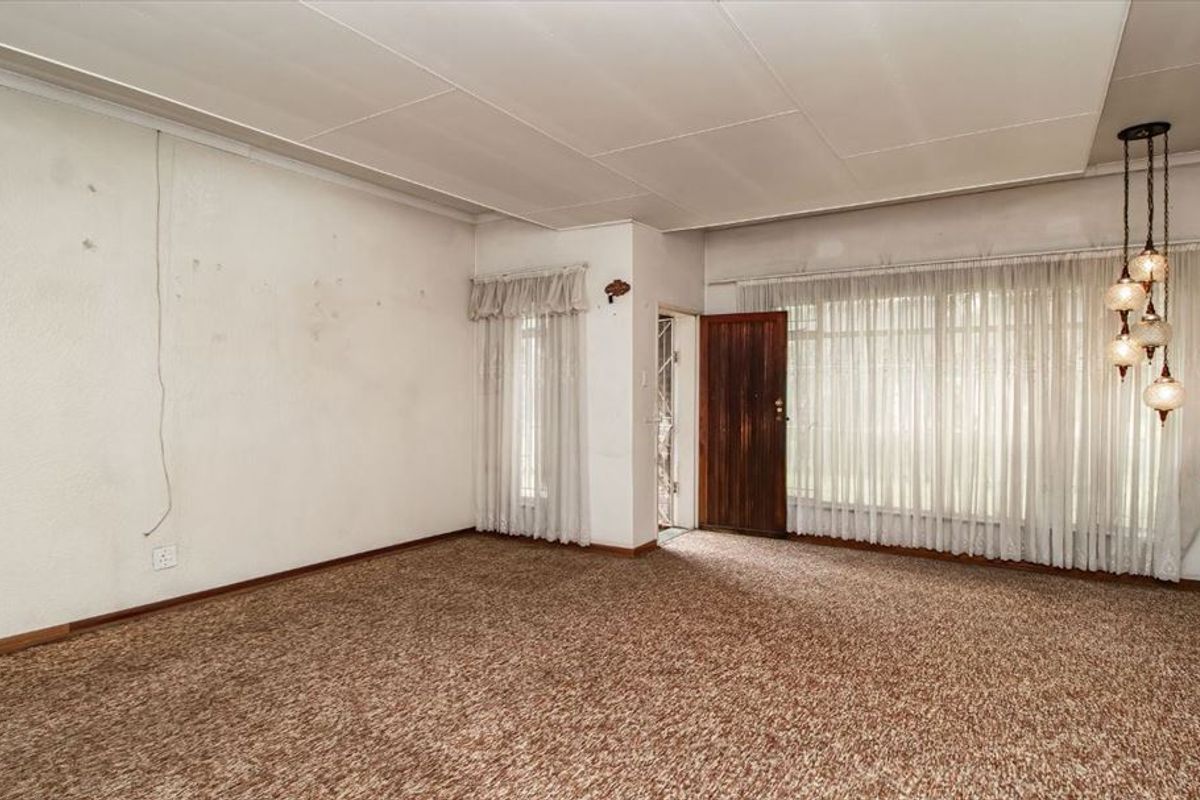 Magnificent Family Haven with Spacious Living and Outstanding Convenience - Photo 2