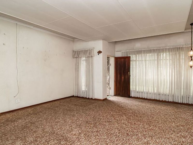 Magnificent Family Haven with Spacious Living and Outstanding Convenience - Photo 2