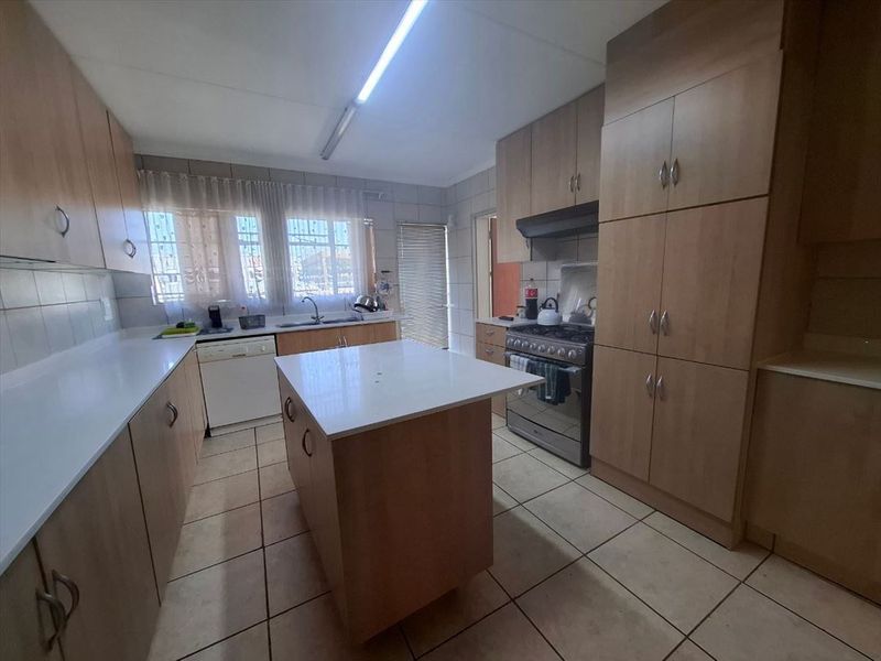 Dual-Living Property with Two Homes and Exceptional Space - Photo 3