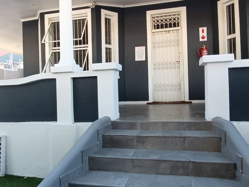 To let in Morningside, 4 bedroom pet friendly family home with pool. - Photo 2