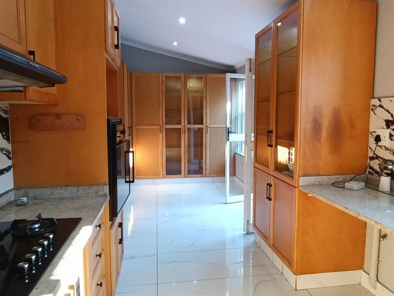 To let in Morningside, 4 bedroom pet friendly family home with pool. - Photo 9