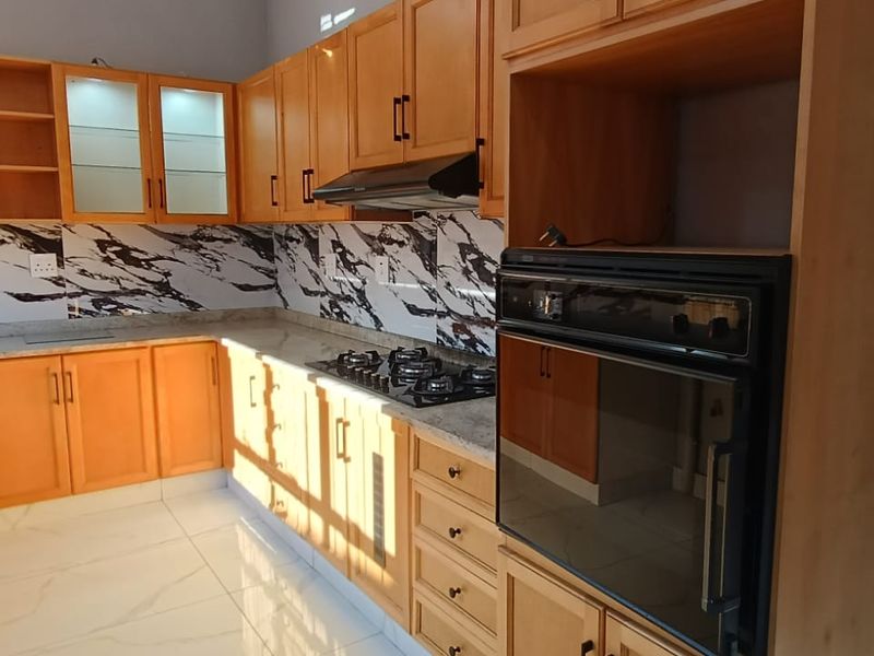 To let in Morningside, 4 bedroom pet friendly family home with pool. - Photo 10