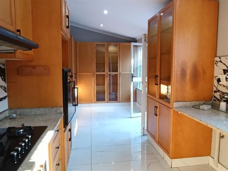 For Sale in Morningside, 4 bedroom pet friendly family home with pool. - Photo 9