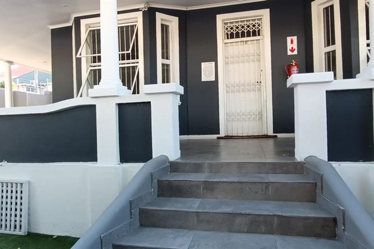 For Sale in Morningside, 4 bedroom pet friendly family home with pool. - Photo 2