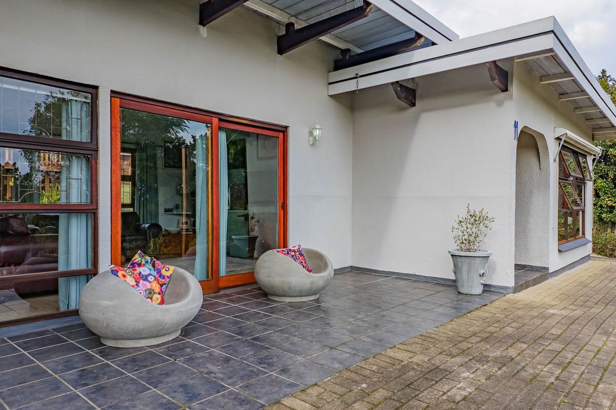 Home offering warmth character and a welcoming ambience - Photo 4
