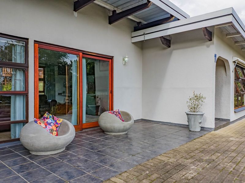 Home offering warmth character and a welcoming ambience - Photo 4