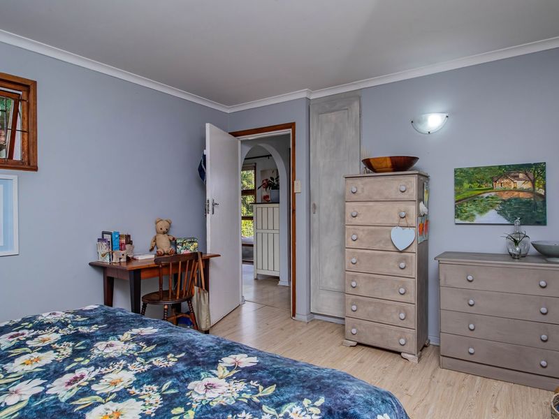 Home offering warmth character and a welcoming ambience - Photo 10