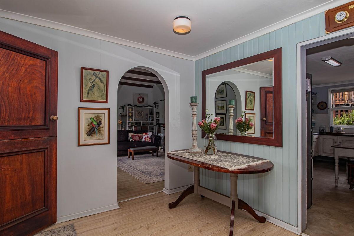 Home offering warmth character and a welcoming ambience - Photo 5