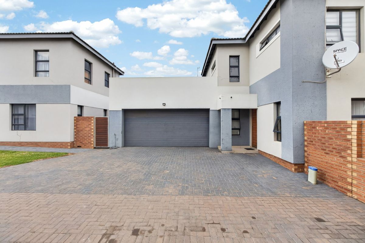 Modern Estate Luxury with Private Pool Living in Thatchfield Ridge - Photo 2