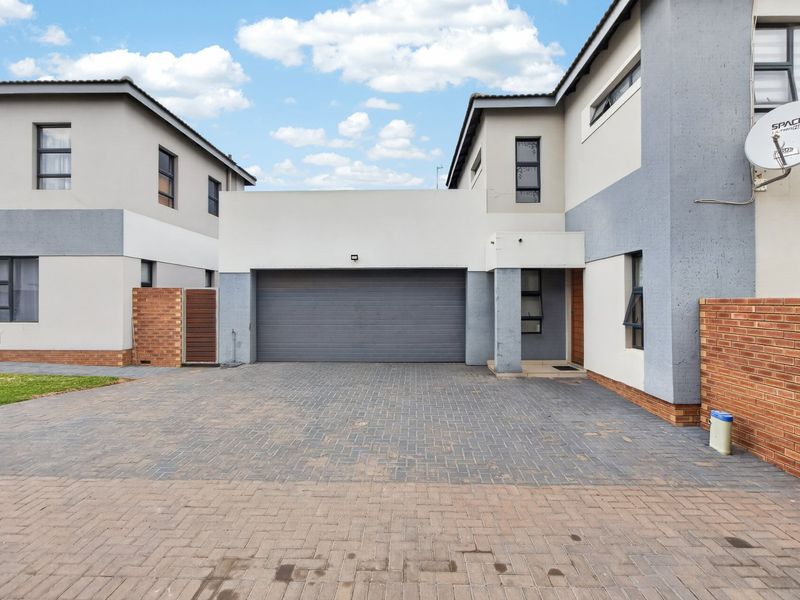 Modern Estate Luxury with Private Pool Living in Thatchfield Ridge - Photo 2