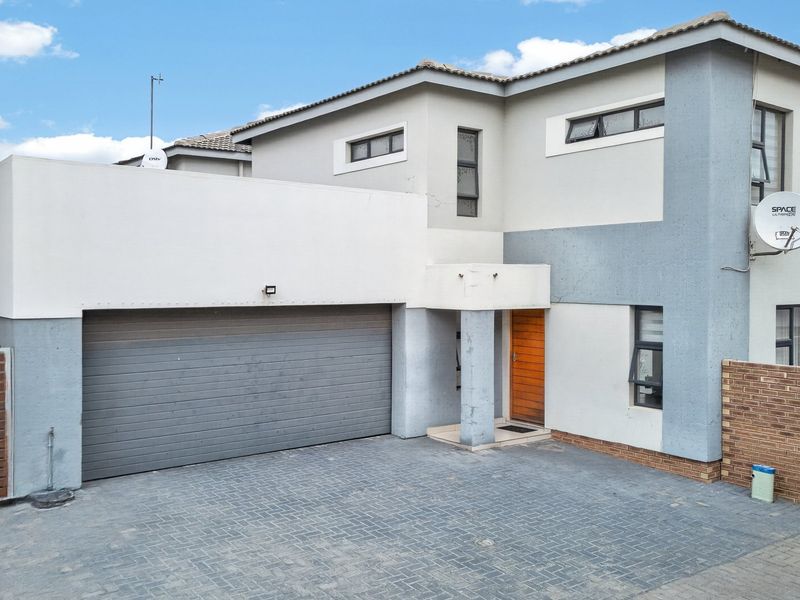 Modern Estate Luxury with Private Pool Living in Thatchfield Ridge - Photo 1