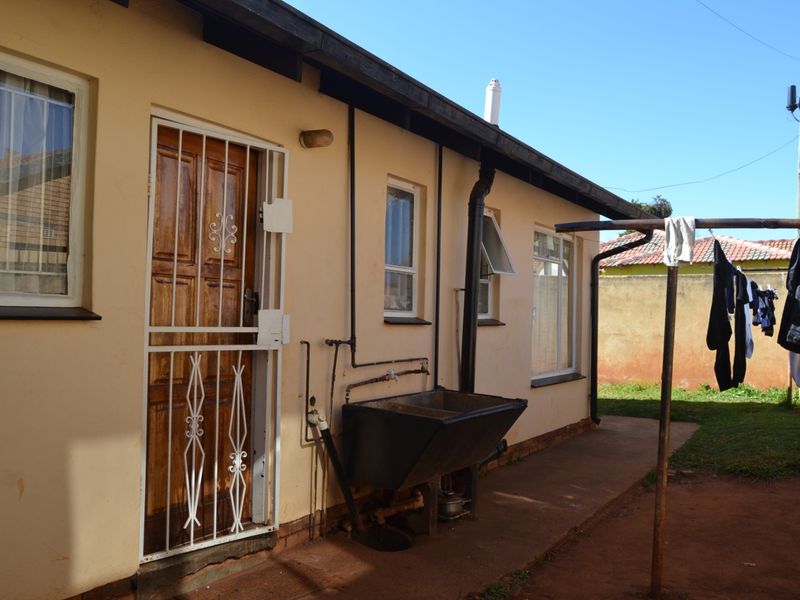 5-Bedroom Property Offering Flexible Family Accommodation & Income Potential - Photo 4