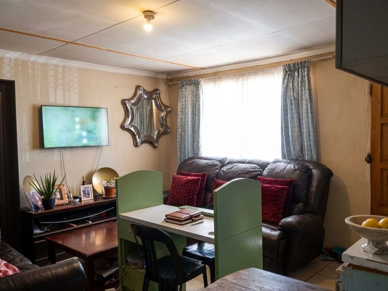 5-Bedroom Property Offering Flexible Family Accommodation & Income Potential - Photo 8