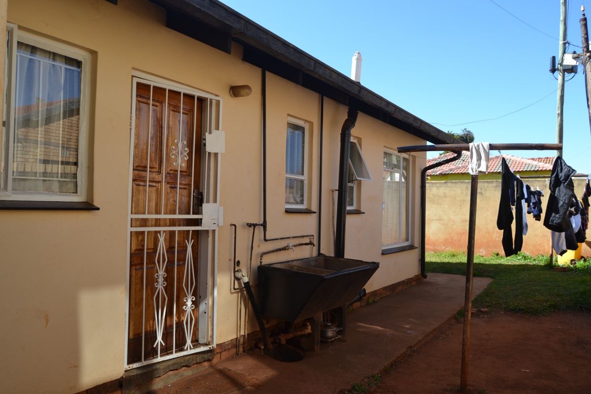 5-Bedroom Property Offering Flexible Family Accommodation & Income Potential - Photo 3
