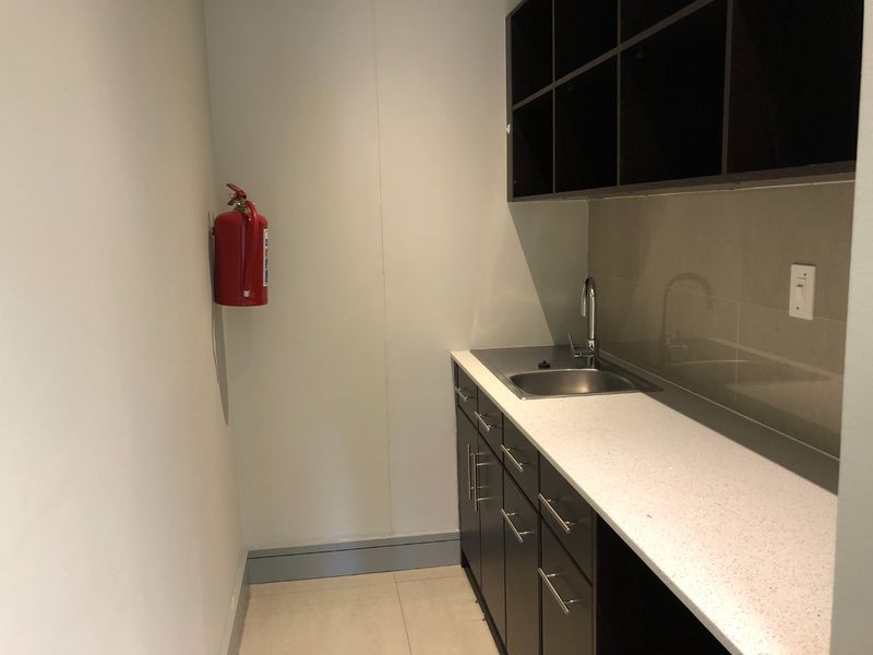 Prime Ground Floor Office Space To Let | Oxford House, Century City - Photo 8