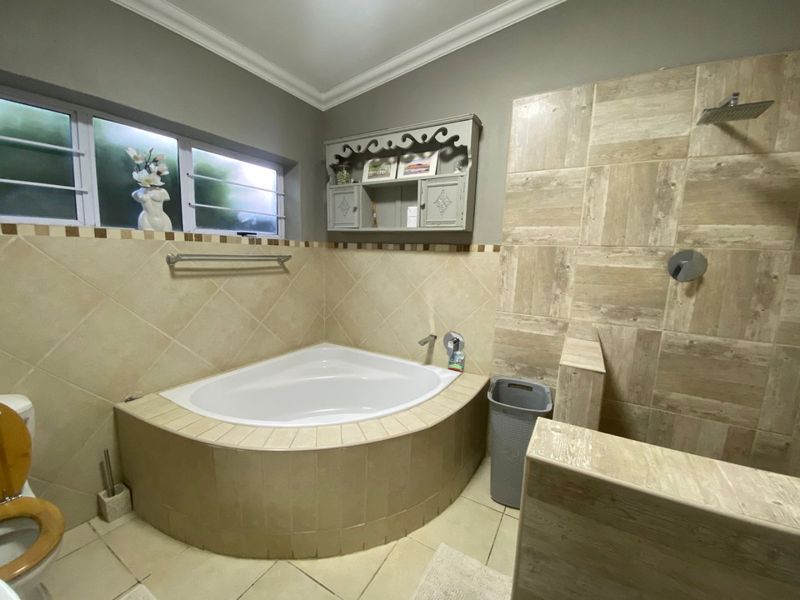 Modern Lorraine Family Home with Pool  - Photo 10