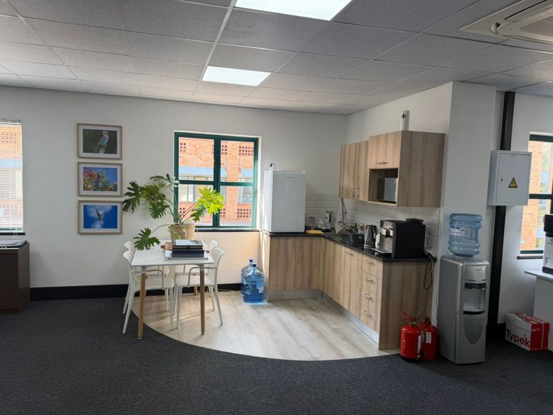 Move-In Ready Office Space in Sunninghill - Photo 4