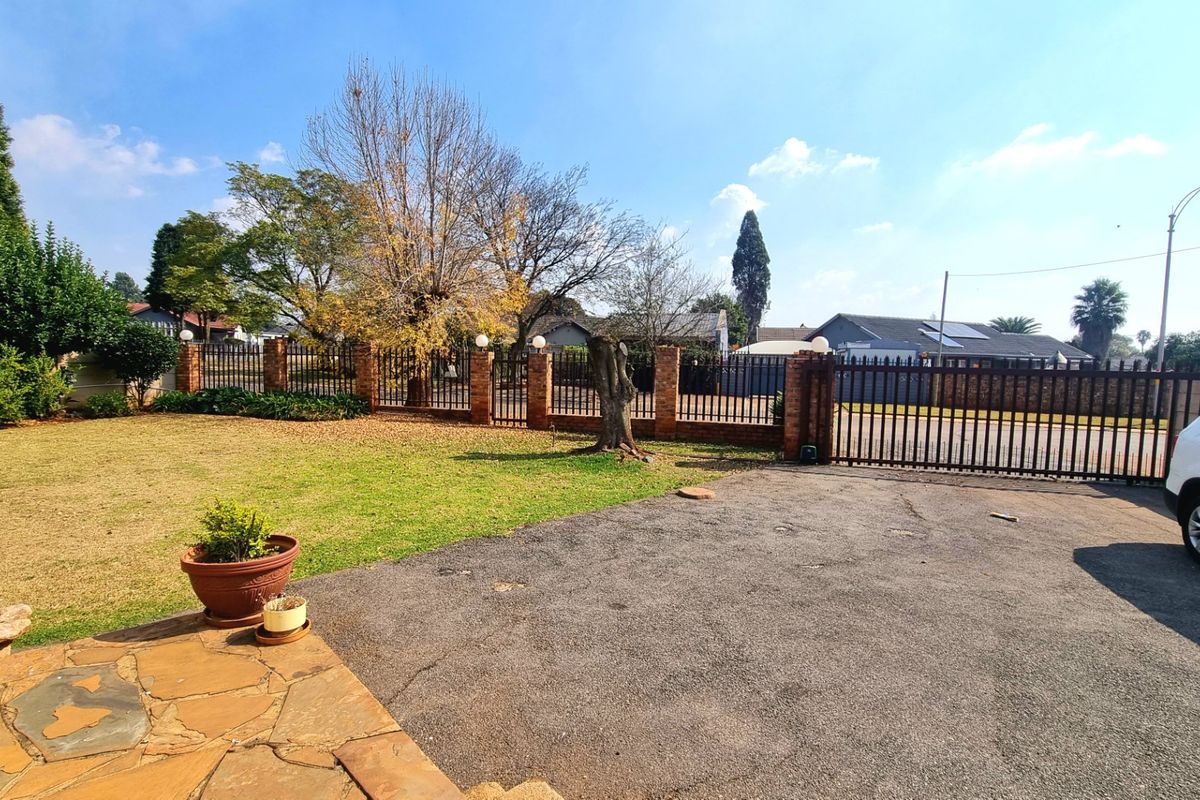 3 Bedroom House for Sale in Edelweiss  - Photo 3