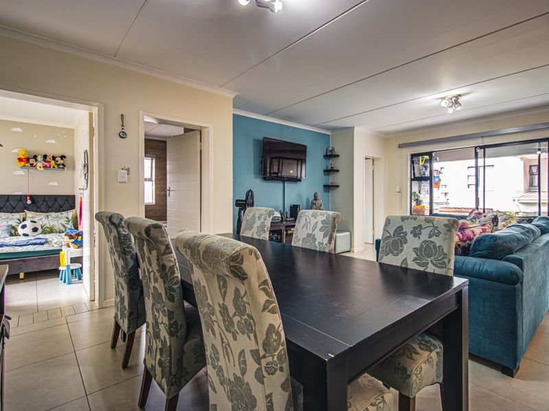 Pet-friendly Modderfontein Ground floor Apartment with bright open plan living and large Private Garden. - Photo 4