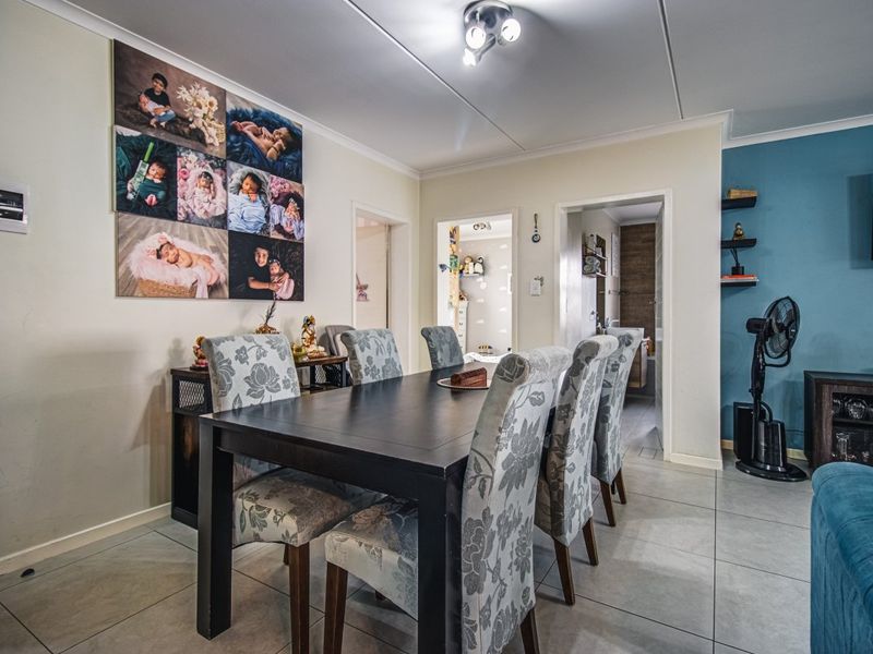 Pet-friendly Modderfontein Ground floor Apartment with bright open plan living and large Private Garden. - Photo 5