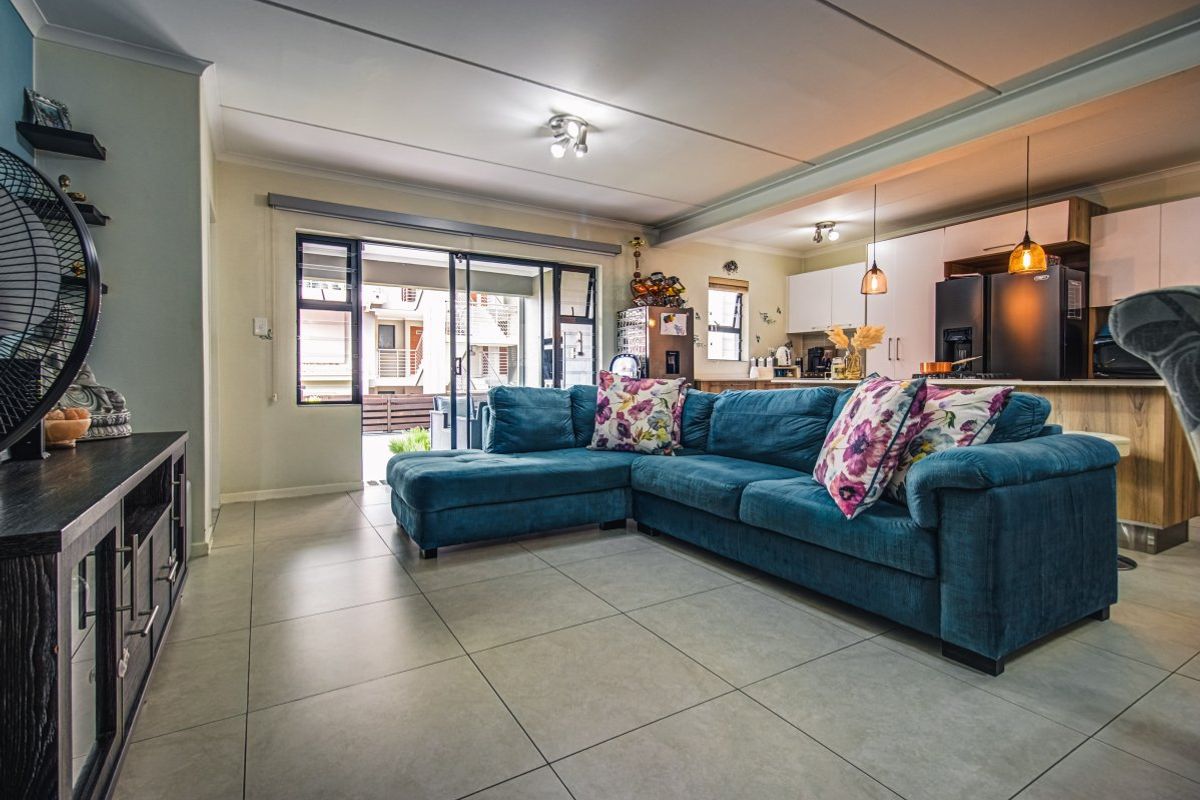 Pet-friendly Modderfontein Ground floor Apartment with bright open plan living and large Private Garden. - Photo 3
