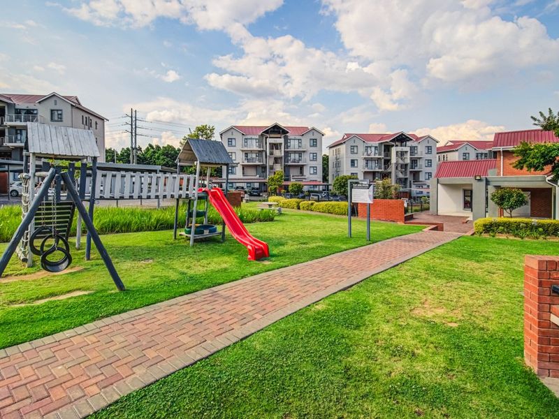Pet-friendly Modderfontein Ground floor Apartment with bright open plan living and large Private Garden. - Photo 1