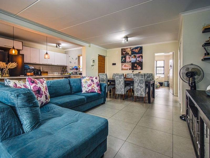 Pet-friendly Modderfontein Ground floor Apartment with bright open plan living and large Private Garden. - Photo 10