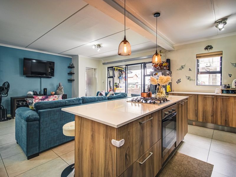Pet-friendly Modderfontein Ground floor Apartment with bright open plan living and large Private Garden. - Photo 9