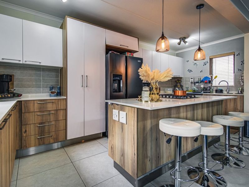 Pet-friendly Modderfontein Ground floor Apartment with bright open plan living and large Private Garden. - Photo 8