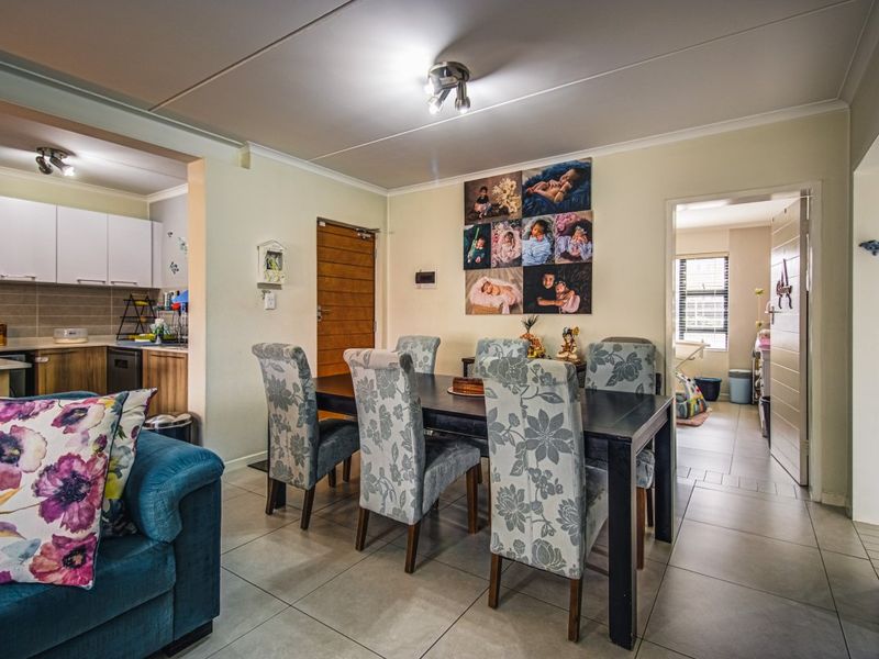 Pet-friendly Modderfontein Ground floor Apartment with bright open plan living and large Private Garden. - Photo 6