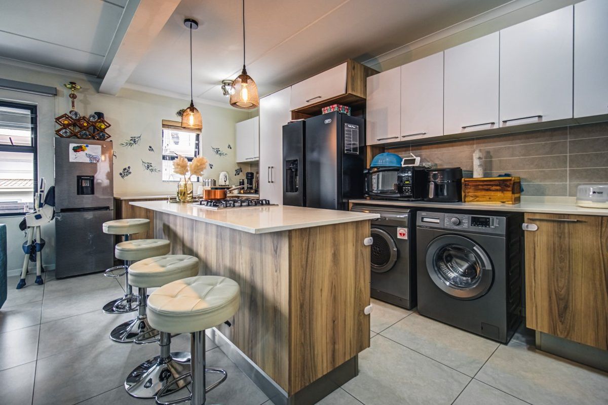 Pet-friendly Modderfontein Ground floor Apartment with bright open plan living and large Private Garden. - Photo 2