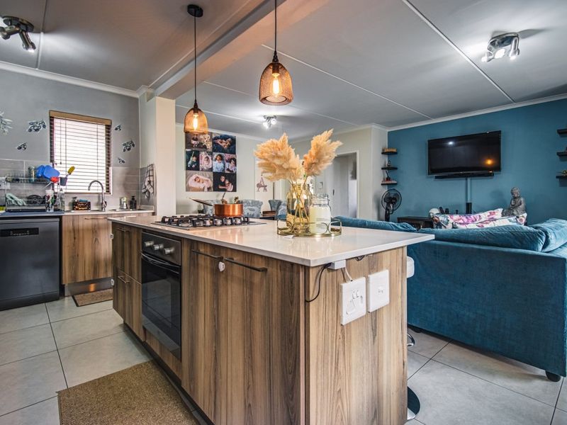 Pet-friendly Modderfontein Ground floor Apartment with bright open plan living and large Private Garden. - Photo 7
