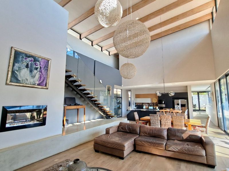 Ultimate modern luxury & top security in the heart of Waterkloof - Photo 2