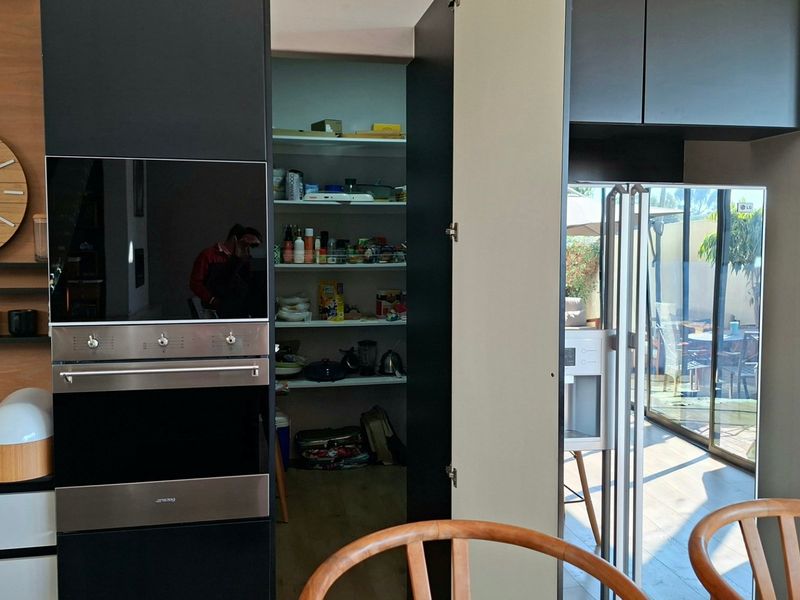 Ultimate modern luxury & top security in the heart of Waterkloof - Photo 10