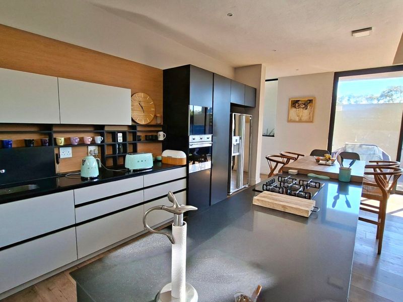 Ultimate modern luxury & top security in the heart of Waterkloof - Photo 9