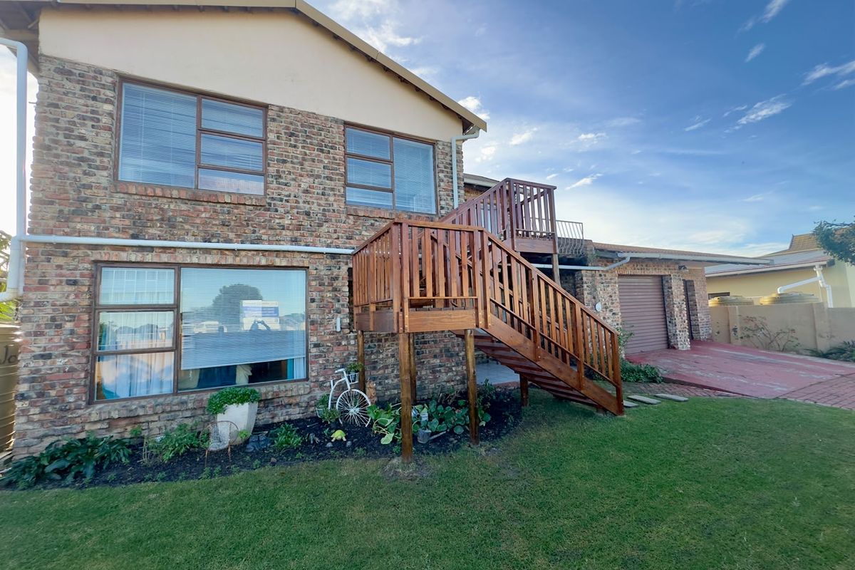 Secure Family Living in a Sought-After JBay Neighbourhood – Space, Comfort & Lifestyle Combined - Photo 3