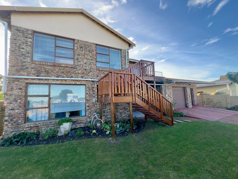 Secure Family Living in a Sought-After JBay Neighbourhood – Space, Comfort & Lifestyle Combined - Photo 3