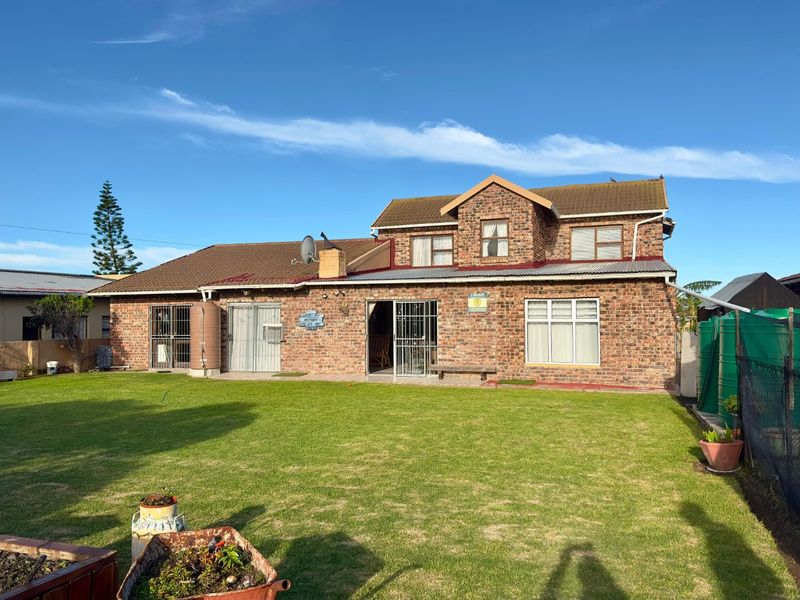 Secure Family Living in a Sought-After JBay Neighbourhood – Space, Comfort & Lifestyle Combined - Photo 5