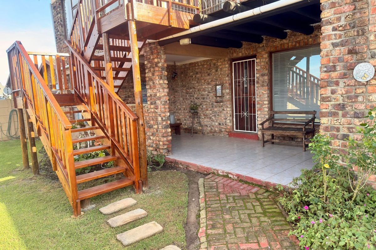 Secure Family Living in a Sought-After JBay Neighbourhood – Space, Comfort & Lifestyle Combined - Photo 2